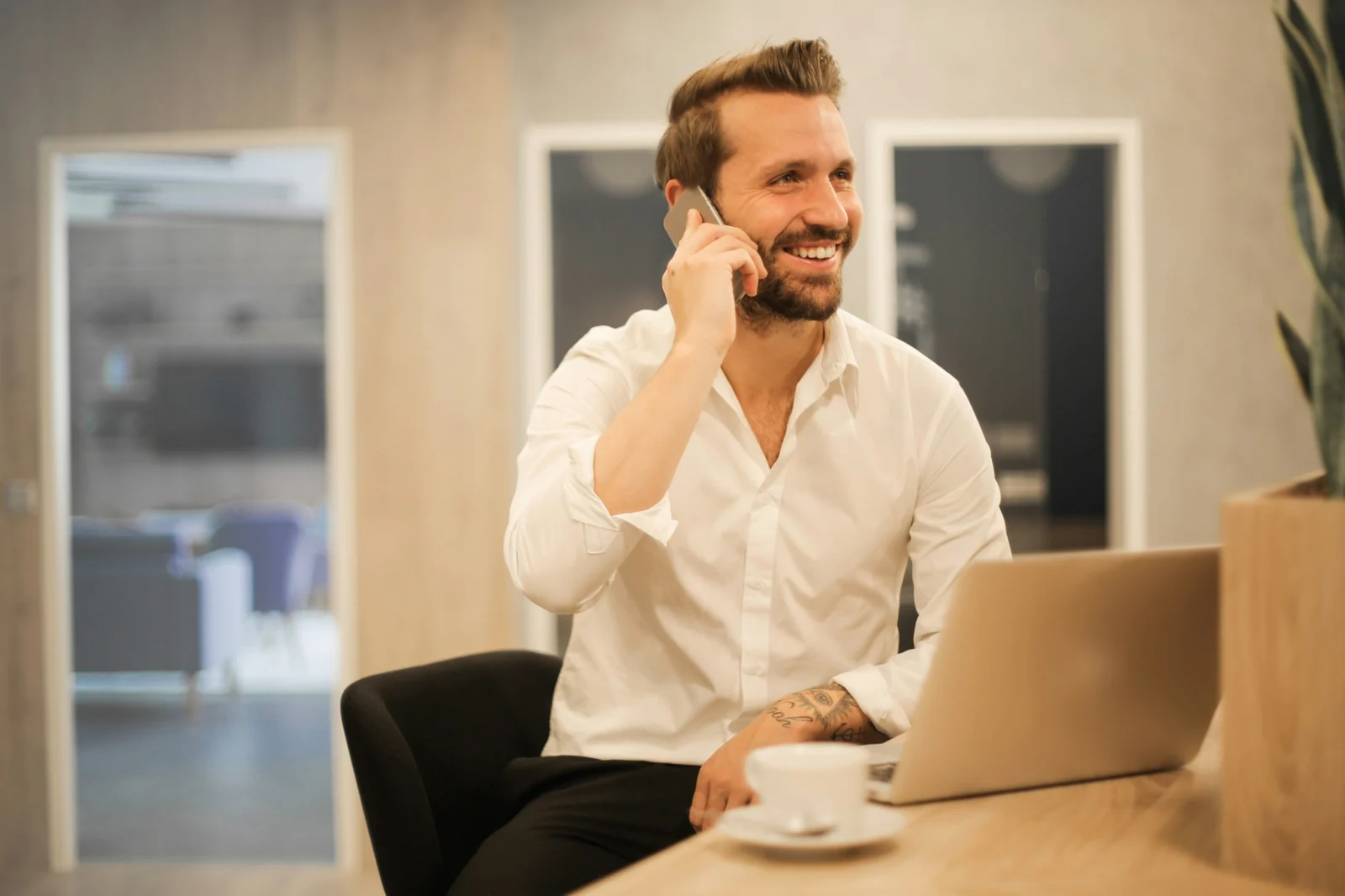 Ondernemer die online werkt en belt